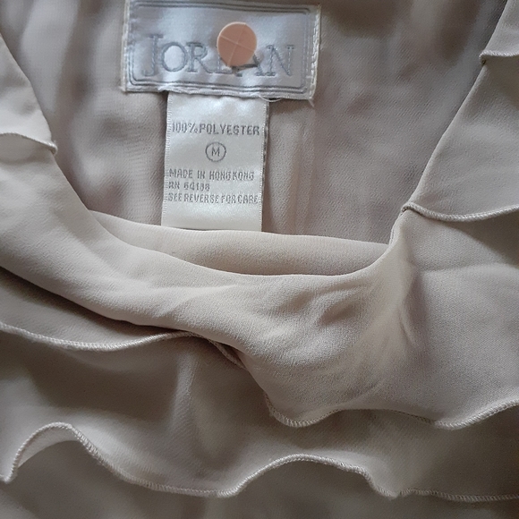 Sleeveless ruffled front top - Picture 4 of 5